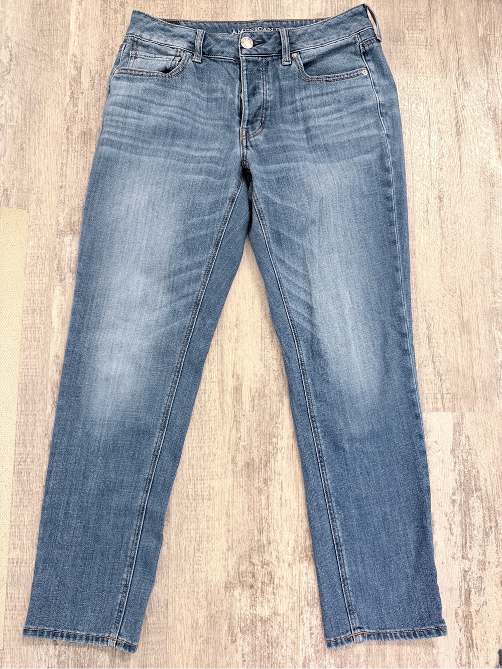 American Eagle Women’s Slim Straight Jeans- NWOT 6 Medium Wash Regular Denim